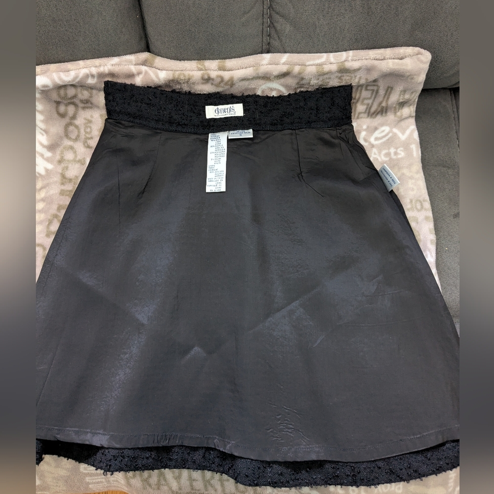 Elegant Black Textured Skirt - Picture 4 of 11